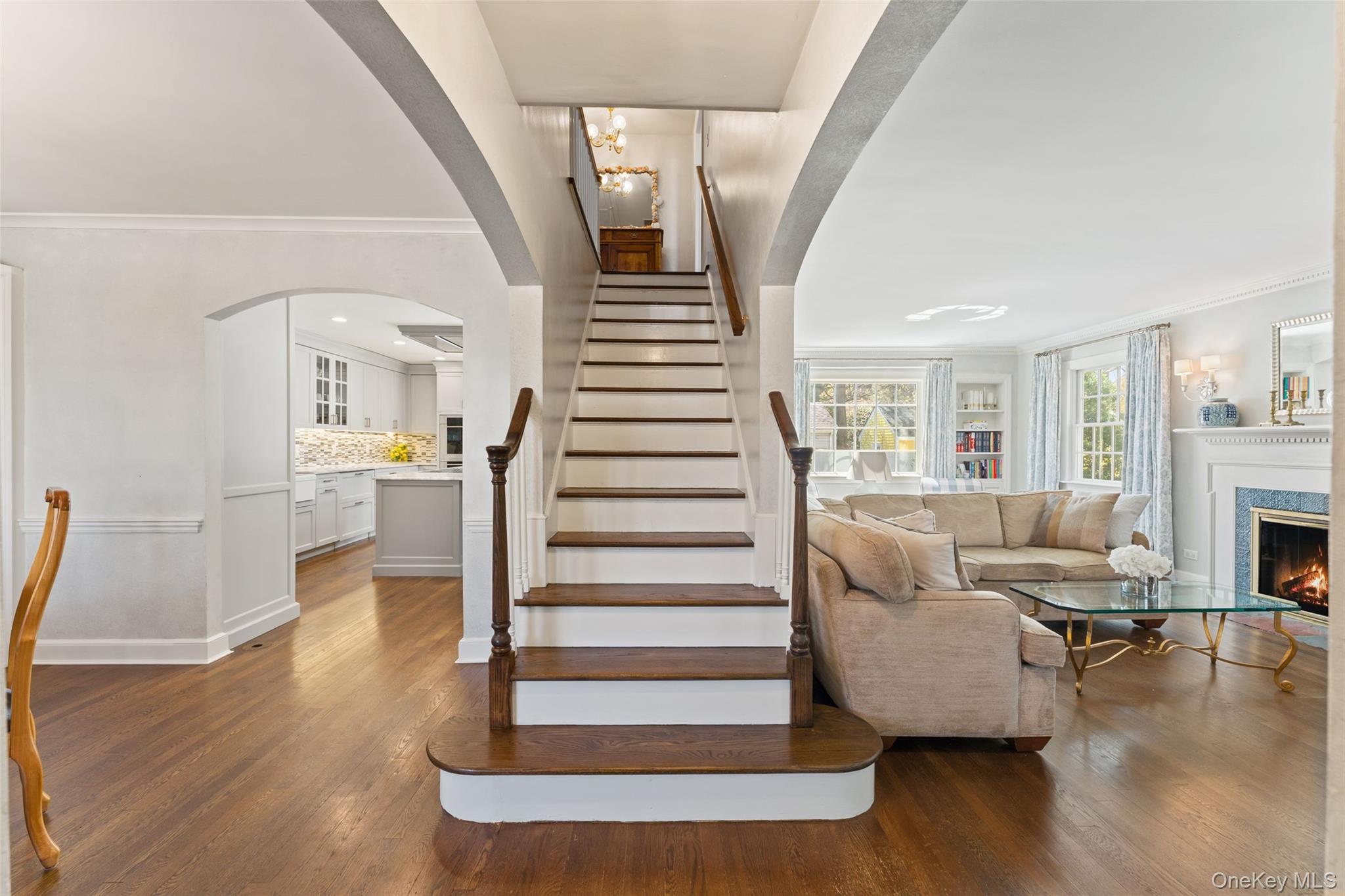 44 Sprague Road Scarsdale, NY 10583 - Photo 5 of 36 Gracious entry