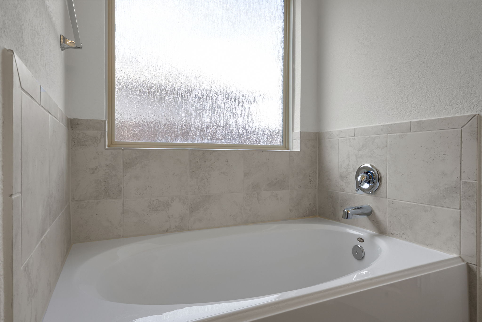 3489 Pauling Loop Round Rock, TX 78665 - Photo 13 of 32 Primary bathroom soaking tub ready for you to relax.