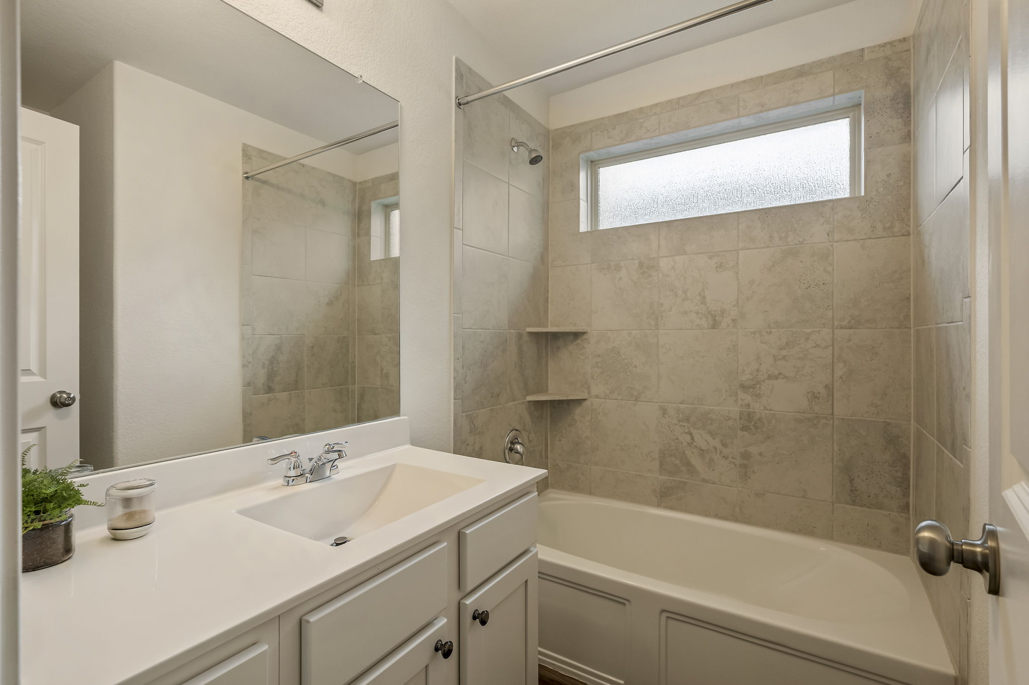 3489 Pauling Loop Round Rock, TX 78665 - Photo 21 of 32 The secondary bathroom has a shower / tub combo, nice storage and is in the hallway for easy access for guests and both bedrooms.