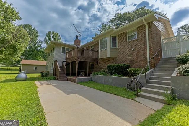 a view of a house with a yard