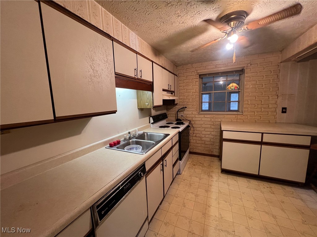 665 Carson Salt Springs Road Mineral Ridge, OH 44440 - Photo 3 of 12 Gallery Image 3