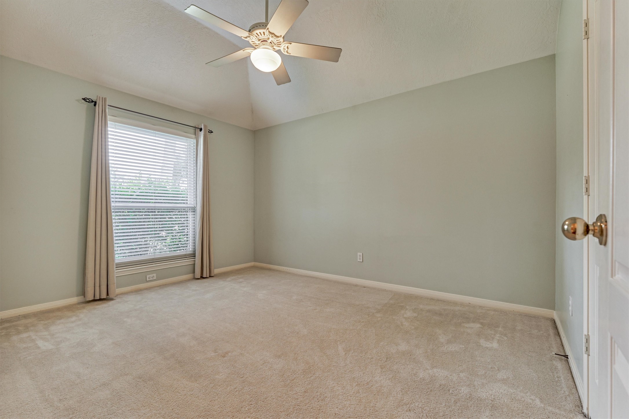 930 Arbor Pine Tomball, TX 77375 - Photo 35 of 45 an empty room with a ceiling fan and a window