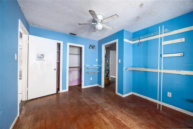 a view of a livingroom with a ceiling fan window and entryway