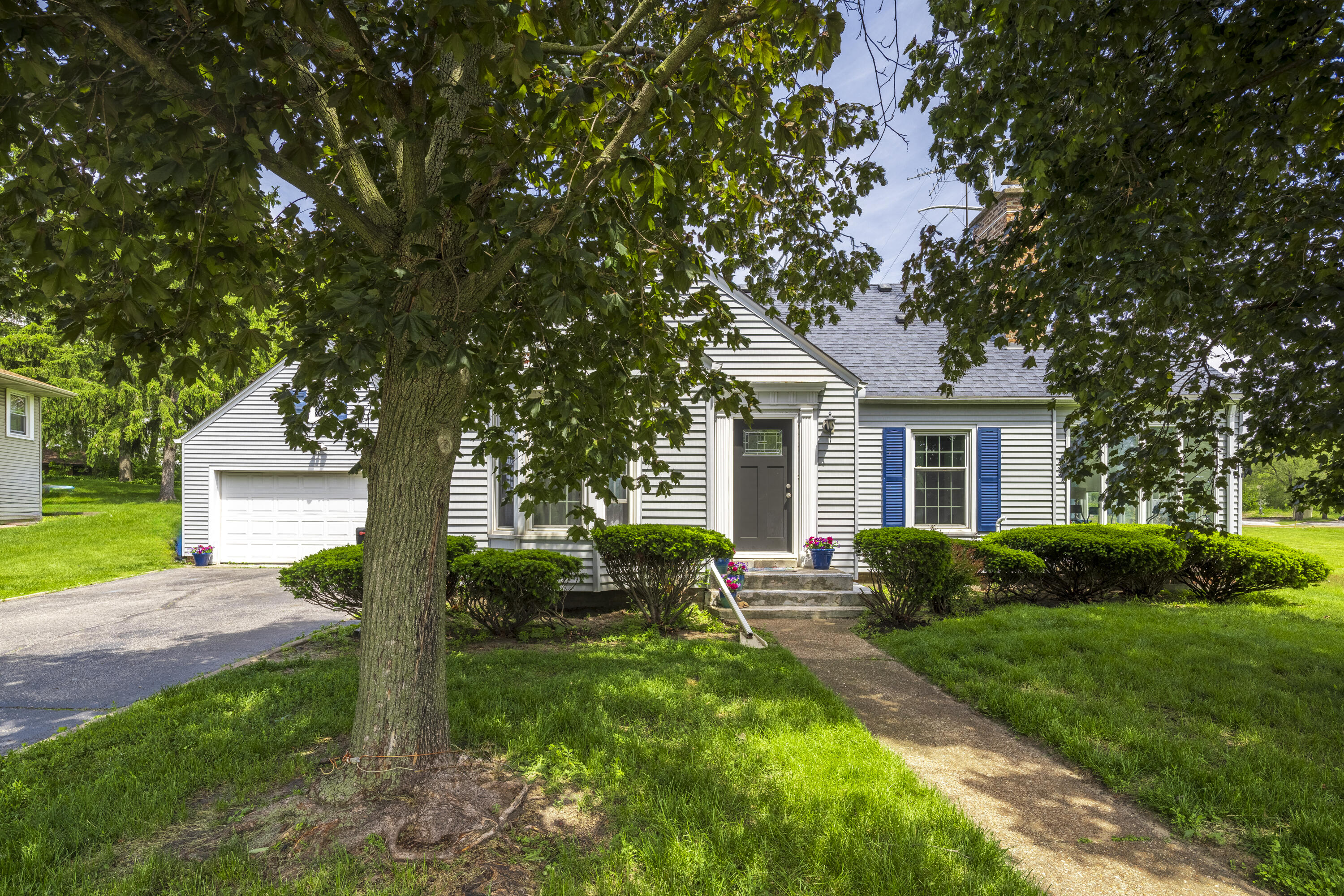 2329 Ridgewood Street Highland, IN 46322 - Photo 1 of 69 3000x2001