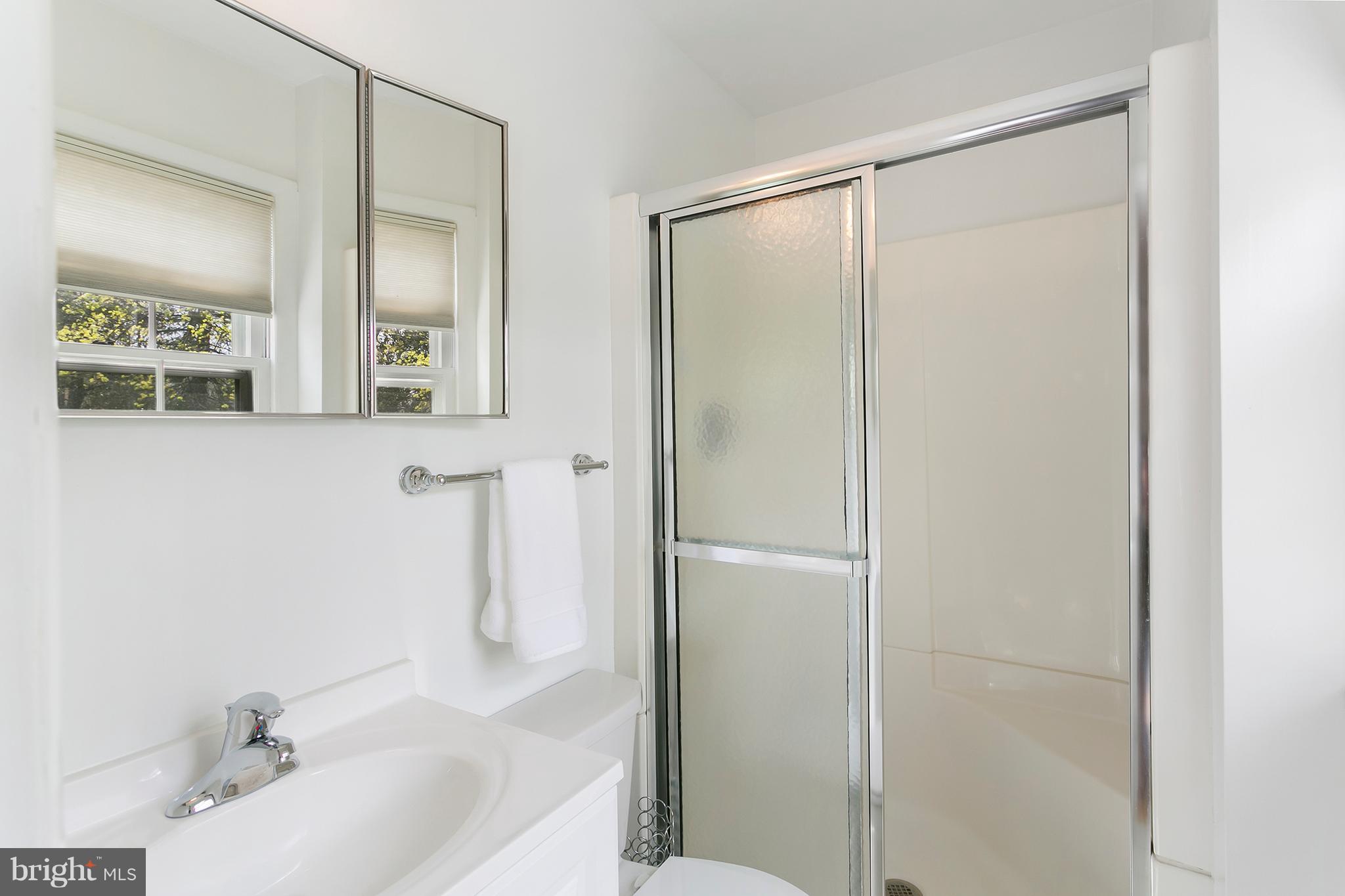 8019 Lewinsville Road McLean, VA 22102 - Photo 16 of 30 Bath (Master)