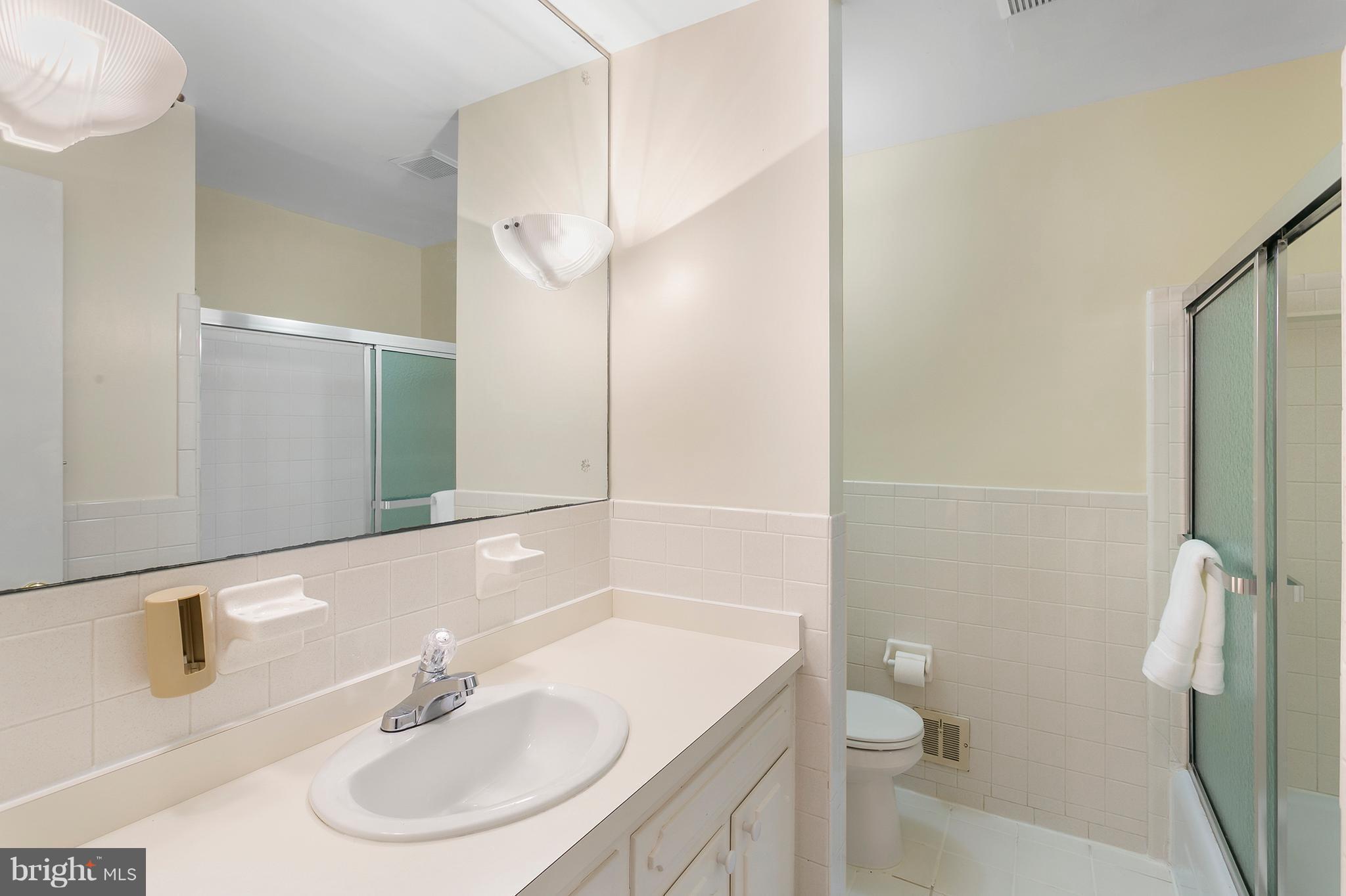8019 Lewinsville Road McLean, VA 22102 - Photo 21 of 30 Bath