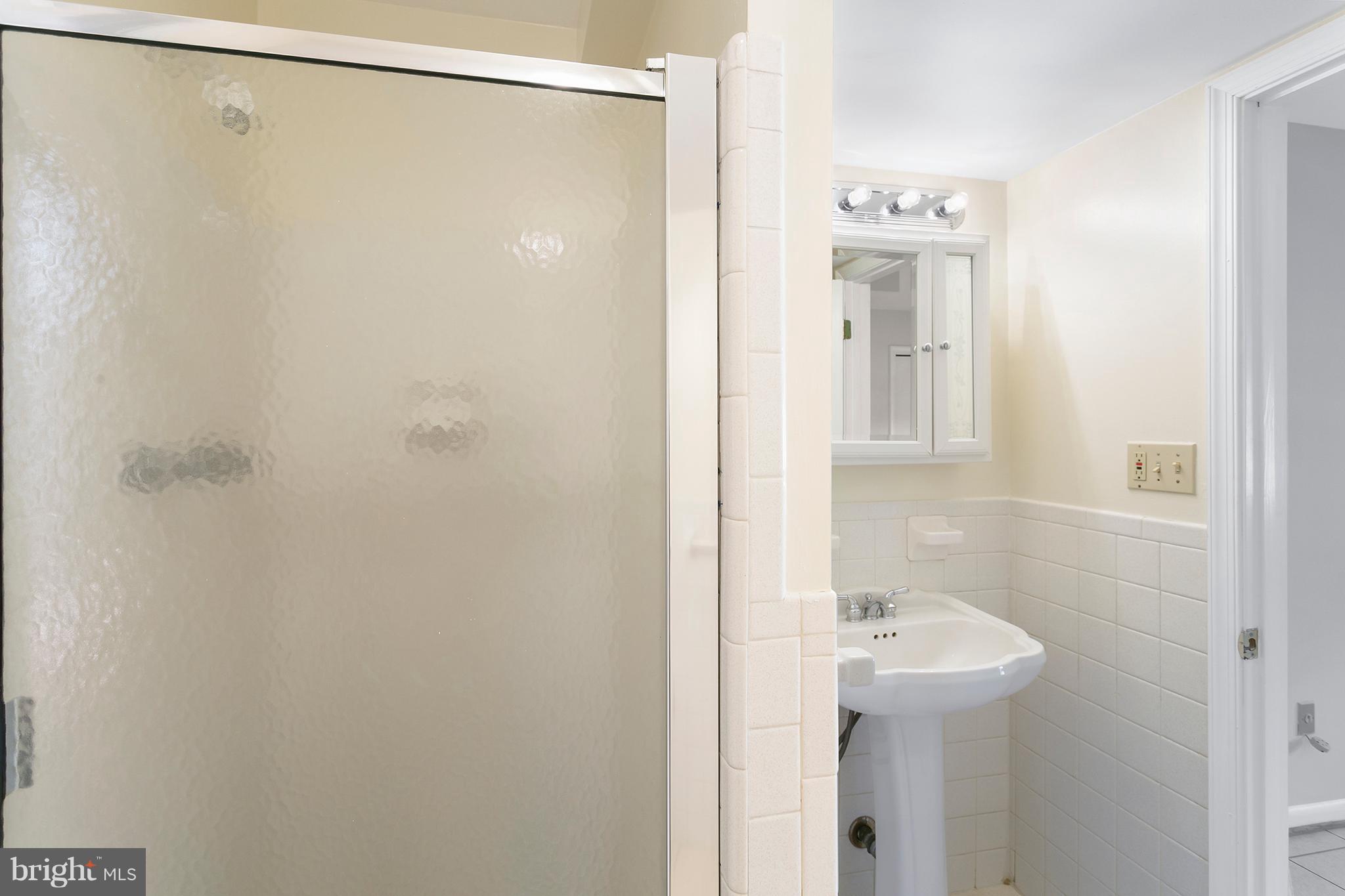8019 Lewinsville Road McLean, VA 22102 - Photo 25 of 30 Bath