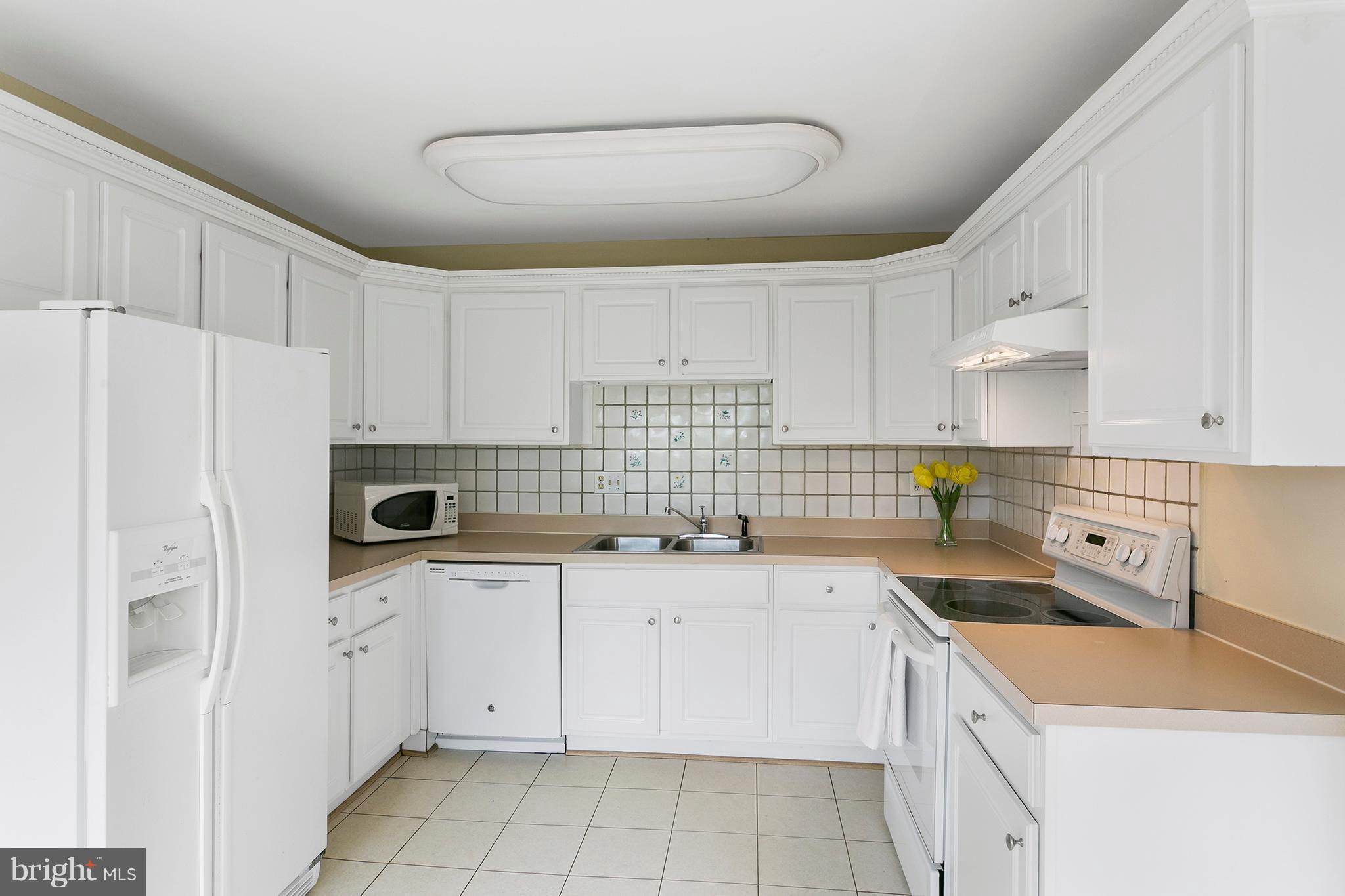 8019 Lewinsville Road McLean, VA 22102 - Photo 9 of 30 Kitchen