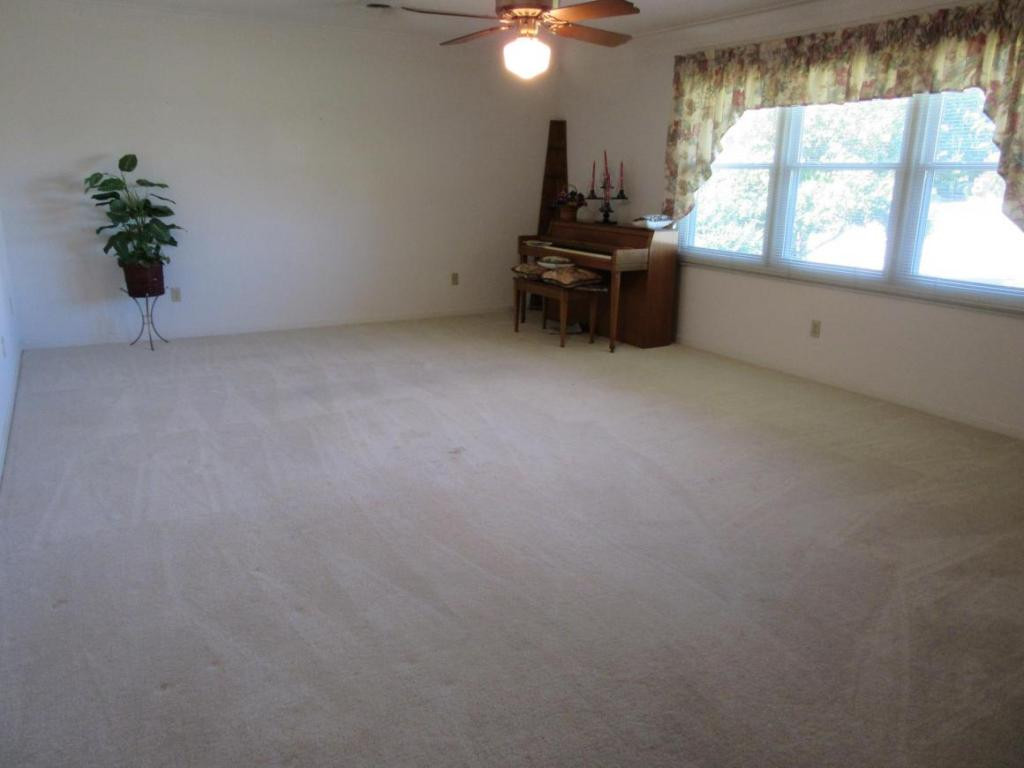 186 Eastern Star Road Kingsport, TN 37663 - Photo 2 of 20 Spacious Living Room