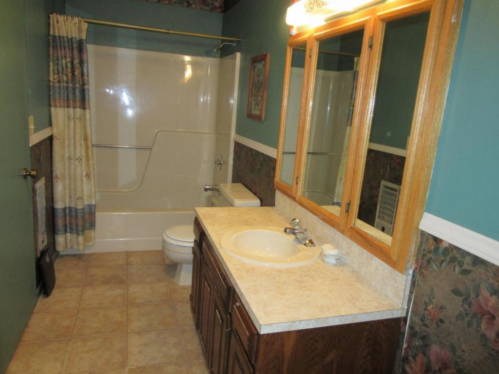 186 Eastern Star Road Kingsport, TN 37663 - Photo 15 of 20 Hall Bath