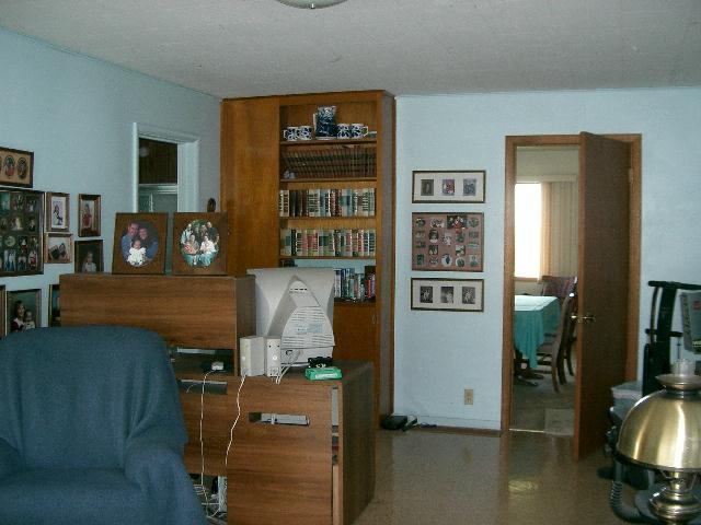 1841 Liberty Road Granger, WA 98932 - Photo 8 of 8 a living room with furniture and a flat screen tv