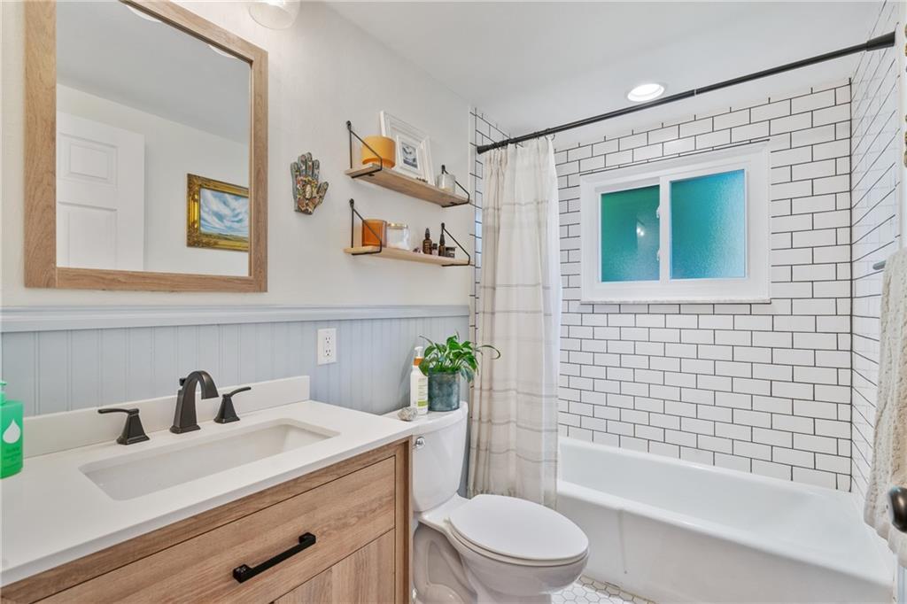 901 Braddock Road Pittsburgh, PA 15221 - Photo 16 of 30 Updated full bath on main level.