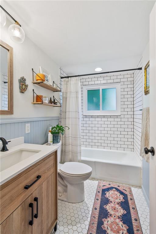 901 Braddock Road Pittsburgh, PA 15221 - Photo 17 of 30 Ceramic tile floor and tub surround.