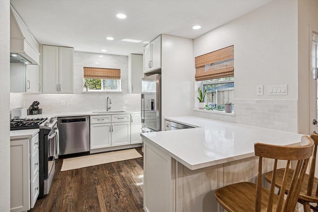 821 Peavy Road Dallas, TX 75218 - Photo 2 of 21