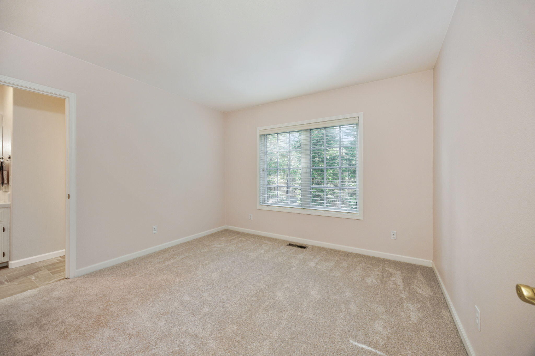 7081 Redthorne Road Rogue River, OR 97537 - Photo 40 of 58 an empty room with a window