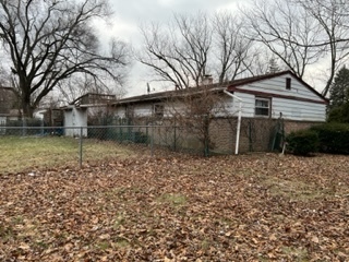2726 Lancaster Drive Markham, IL 60428 - Photo 4 of 13 a backyard of a house with lots of green space
