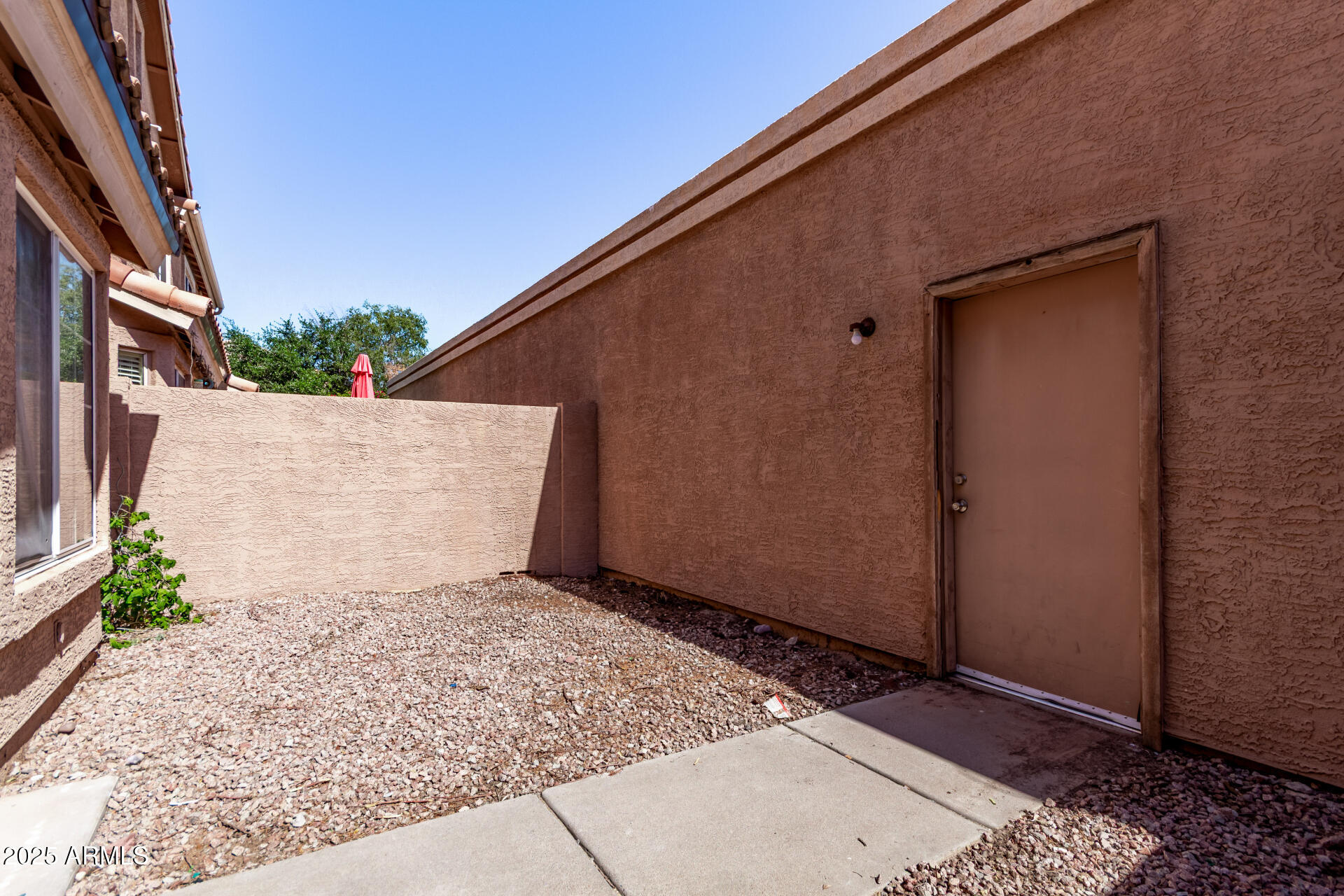 2875 West Highland Street, Unit 1112 Chandler, AZ 85224 - Photo 26 of 33 a backyard of a house