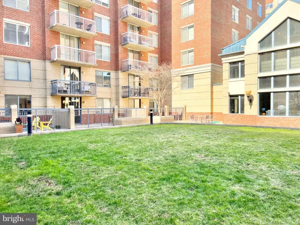 $2,425 | 3830 9th Street North, Unit 105, Arlington, VA 22203