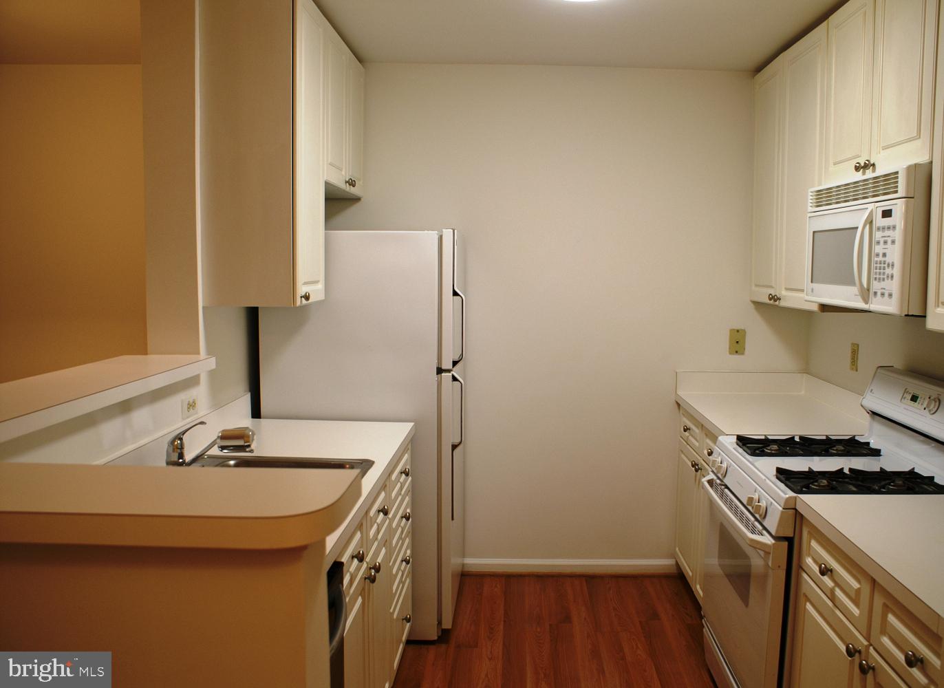 5563 Seminary Road, Unit 111 Falls Church, VA 22041 - Photo 6 of 27 Kitchen w/Hardwood Floors