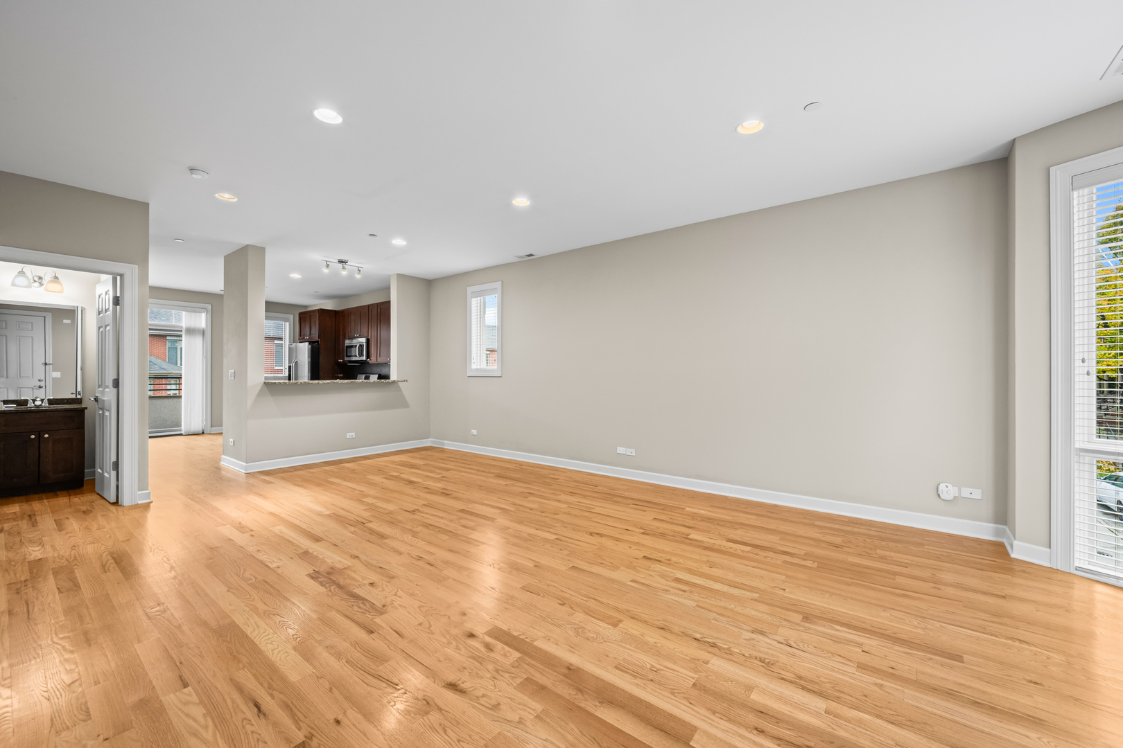 86 Legacy Lane Wheeling, IL 60090 - Photo 4 of 21