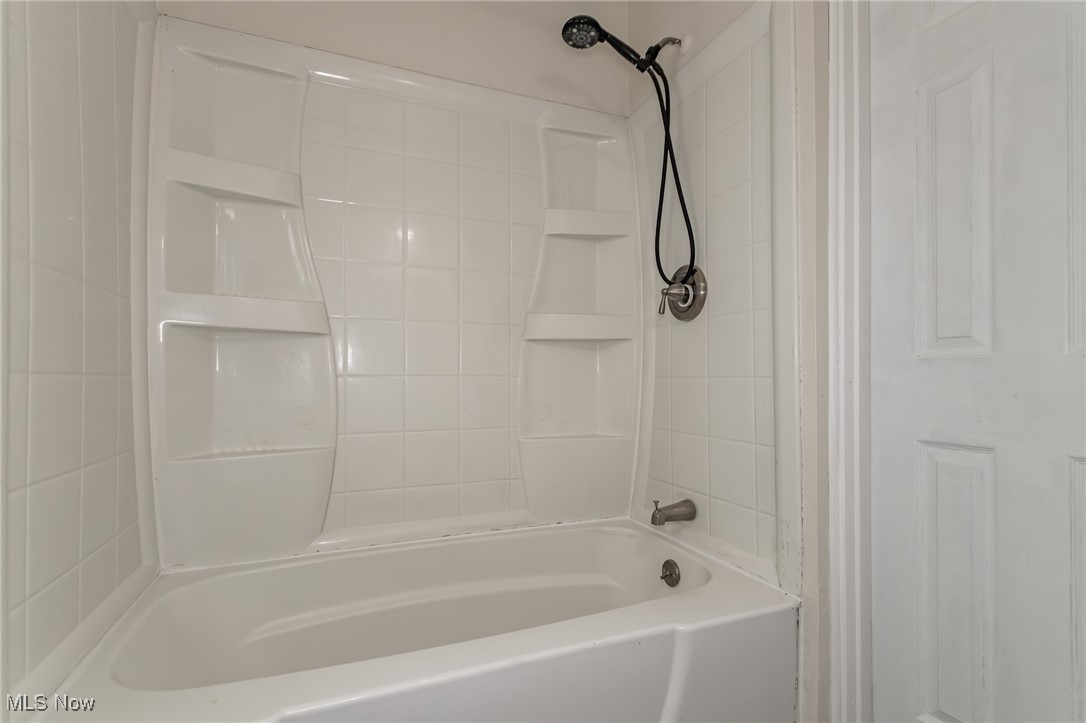 1379 Lander Road Cleveland, OH 44124 - Photo 25 of 40 Full Bathroom