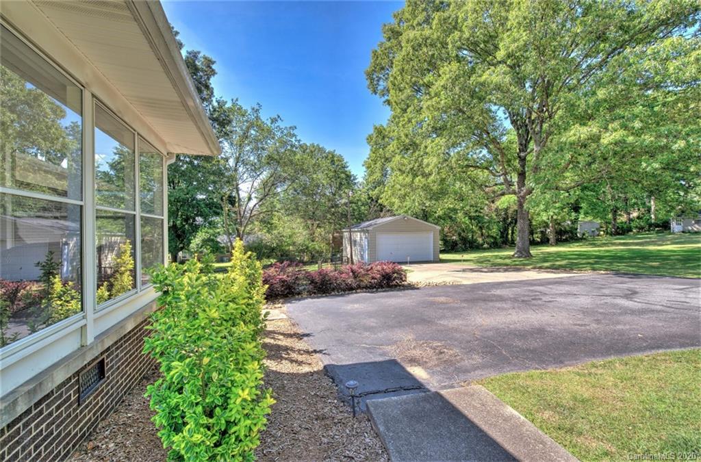 218 Hammett Bridge Road Greer, SC 29650 - Photo 6 of 38