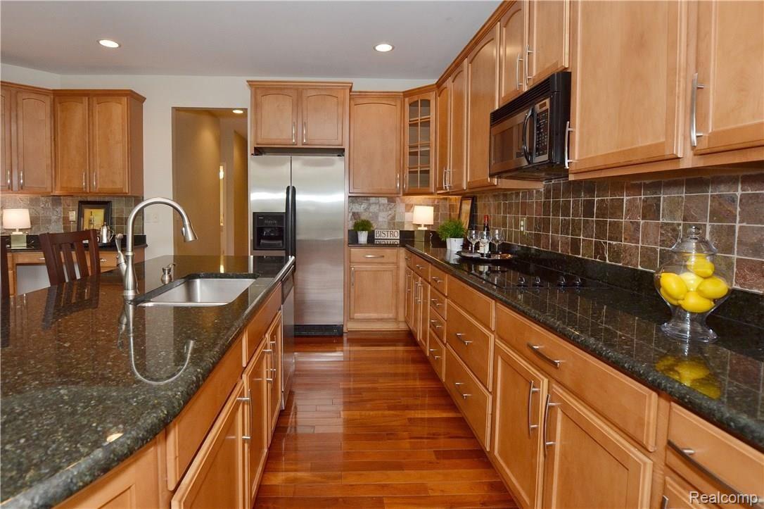3706 Winding Brk Circle, Unit 42 Rochester, MI 48309 - Photo 11 of 30 Abundant Cabinetry