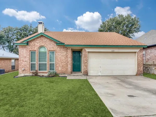 $2,200 | 7124 Summerset Drive, Benbrook, TX 76126