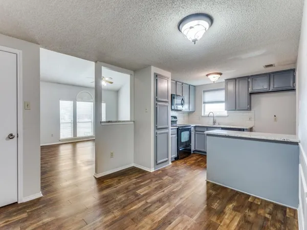 $2,200 | 7124 Summerset Drive, Benbrook, TX 76126