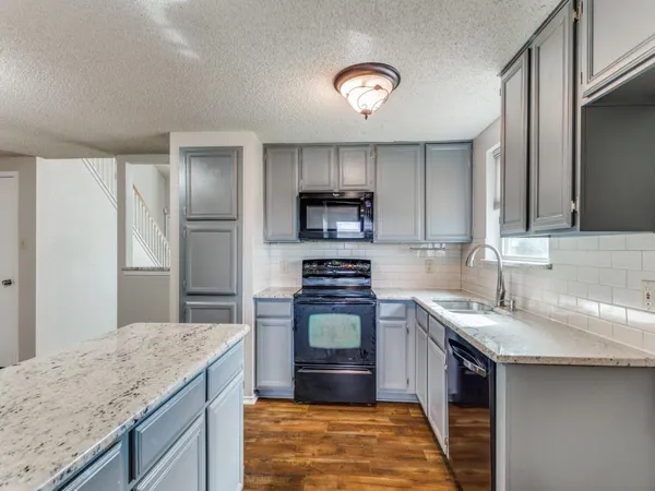 $2,200 | 7124 Summerset Drive, Benbrook, TX 76126
