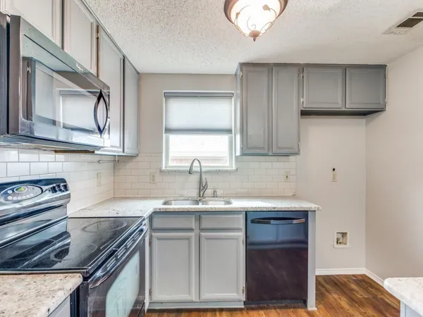 $2,200 | 7124 Summerset Drive, Benbrook, TX 76126