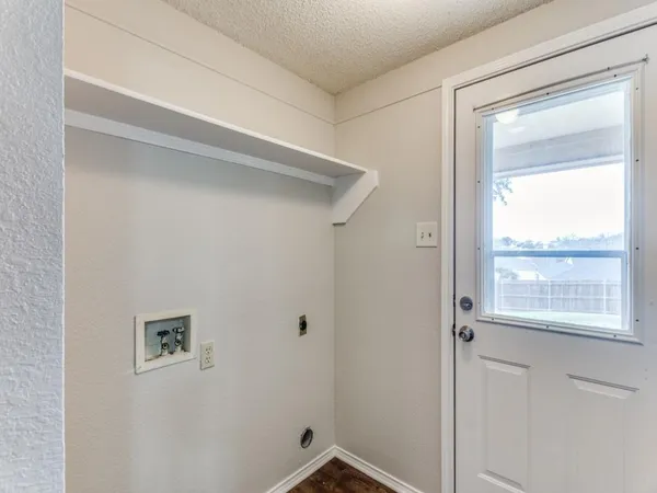 $2,200 | 7124 Summerset Drive, Benbrook, TX 76126