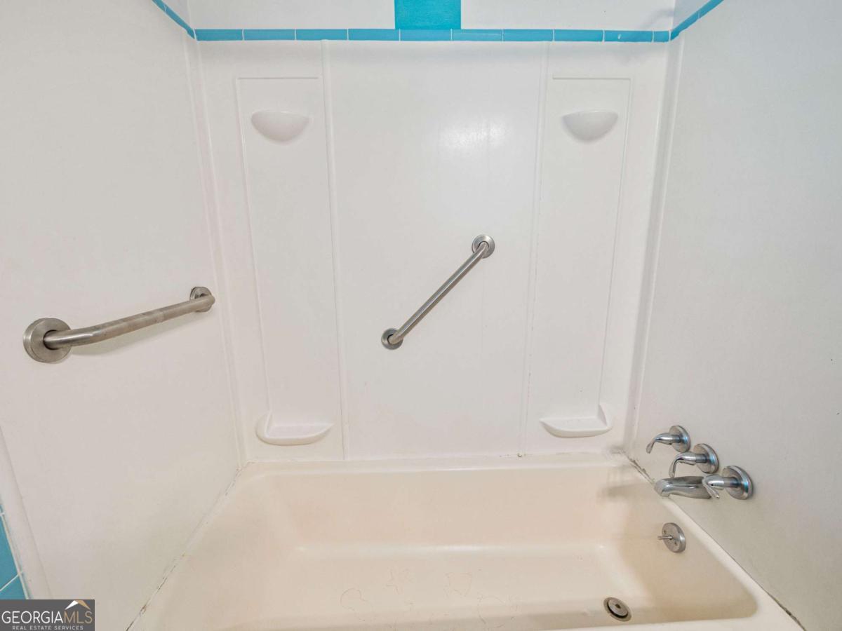 372 Hilltop Way Toccoa, GA 30577 - Photo 14 of 38 a bathroom with a bathtub