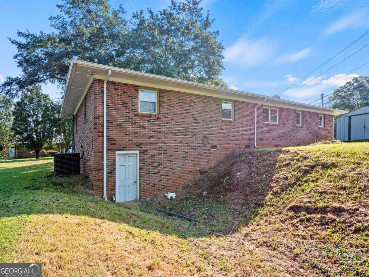 372 Hilltop Way Toccoa, GA 30577 - Photo 27 of 38 a brick house with a yard