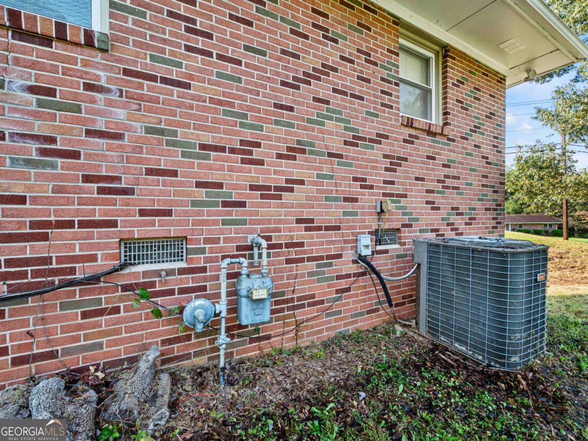 372 Hilltop Way Toccoa, GA 30577 - Photo 29 of 38 a brick building with a bench