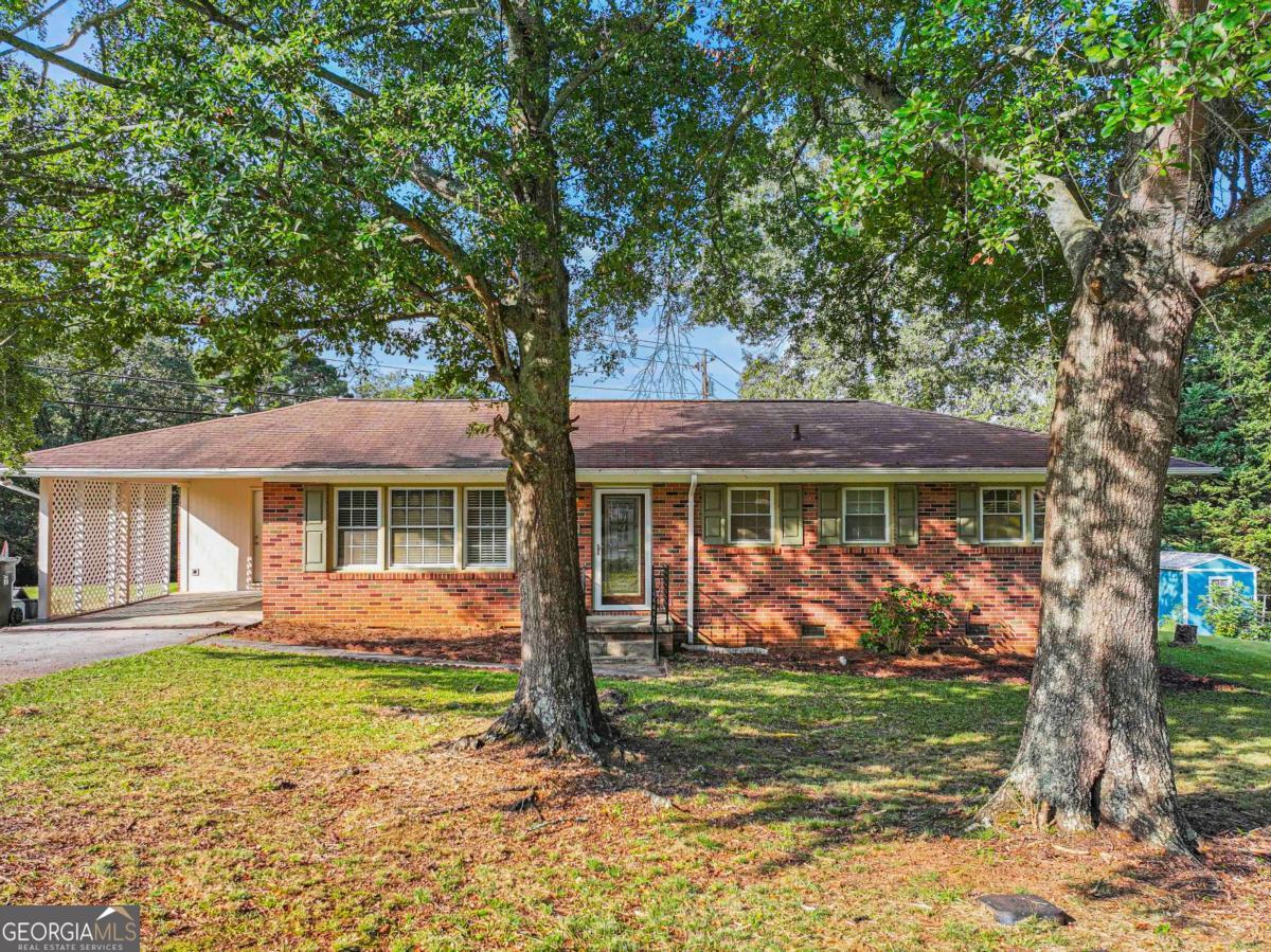 372 Hilltop Way Toccoa, GA 30577 - Photo 32 of 38 a front view of a house with garden