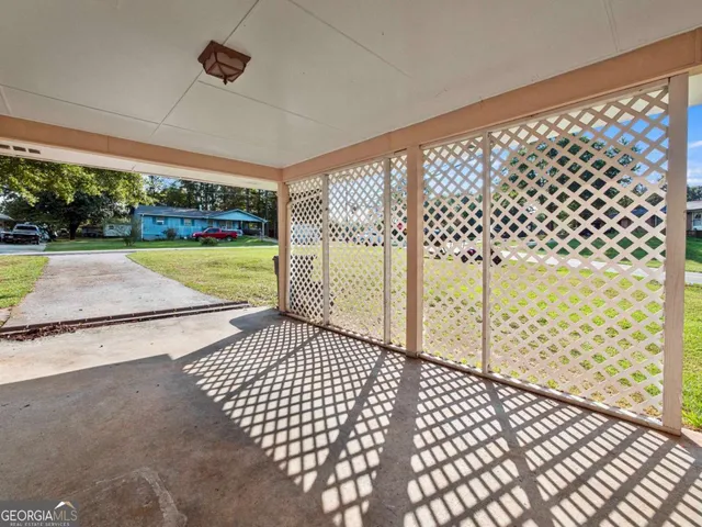 a view of a back yard