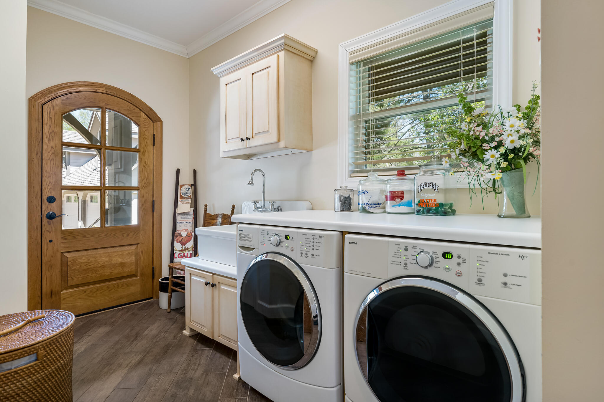 111 Springer Drive Butler, TN 37640 - Photo 13 of 71 LAUNDRY ROOM WITH SINK & WALK IN PANTRY