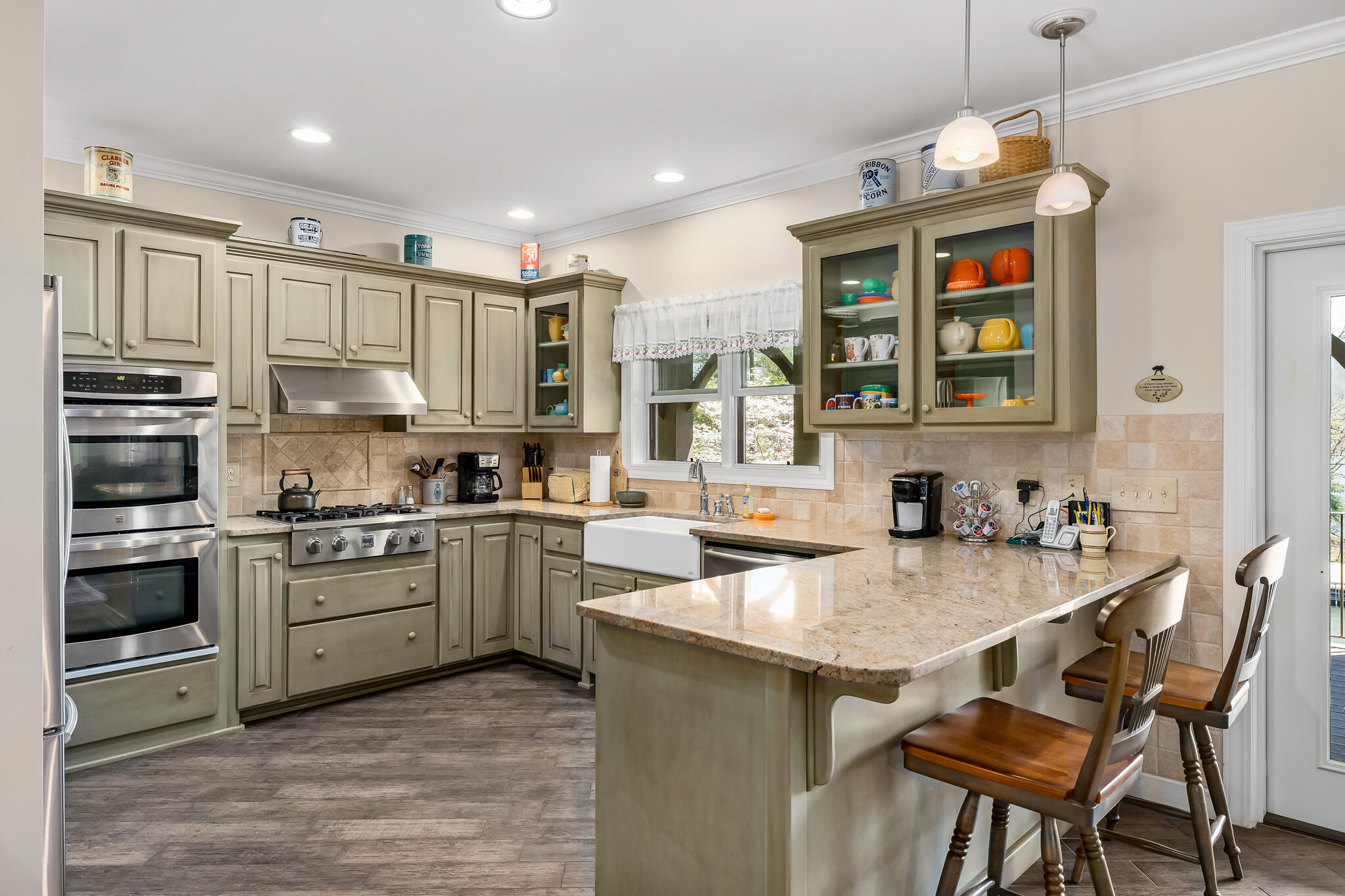 KITCHEN WITH GRANITE ISLAND