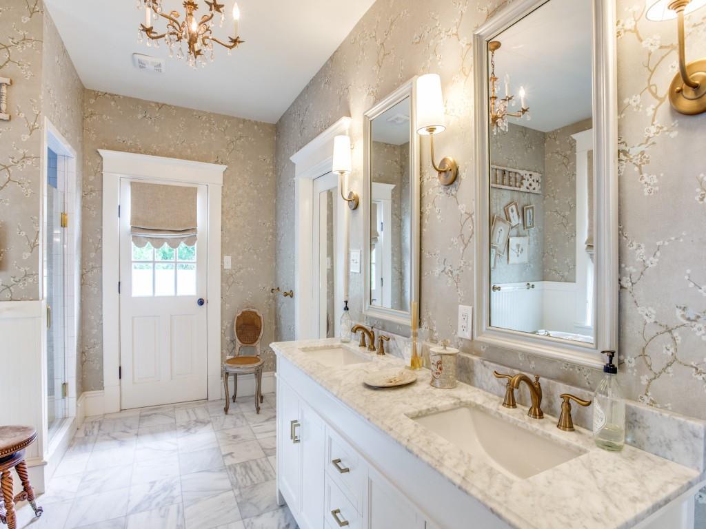 302 Featherston Street Cleburne, TX 76033 - Photo 29 of 40 Primary bathroom