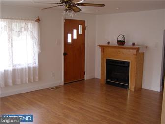 1056 New Brooklyn Road Berlin, NJ 08081 - Photo 2 of 9 Living Room