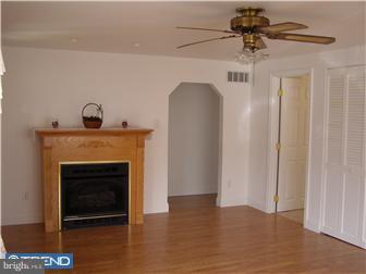 1056 New Brooklyn Road Berlin, NJ 08081 - Photo 3 of 9 Living Room
