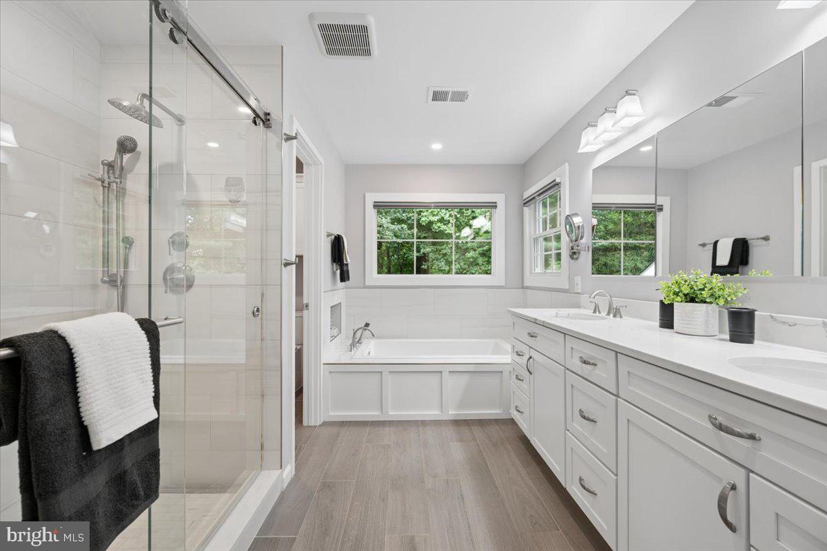 18710 Severn Road Gaithersburg, MD 20879 - Photo 63 of 89 Double sink, quartz counter tops.