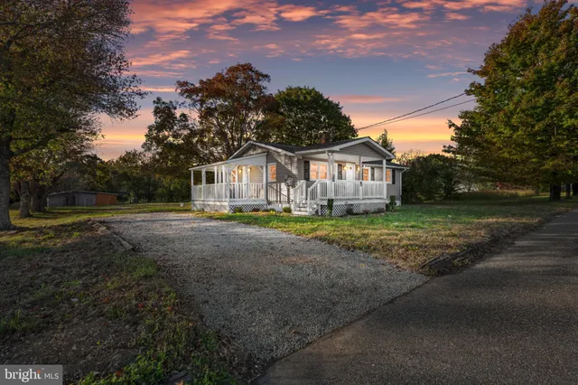 a view of house with a yard