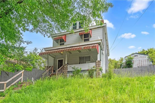 a view of a house with a yard