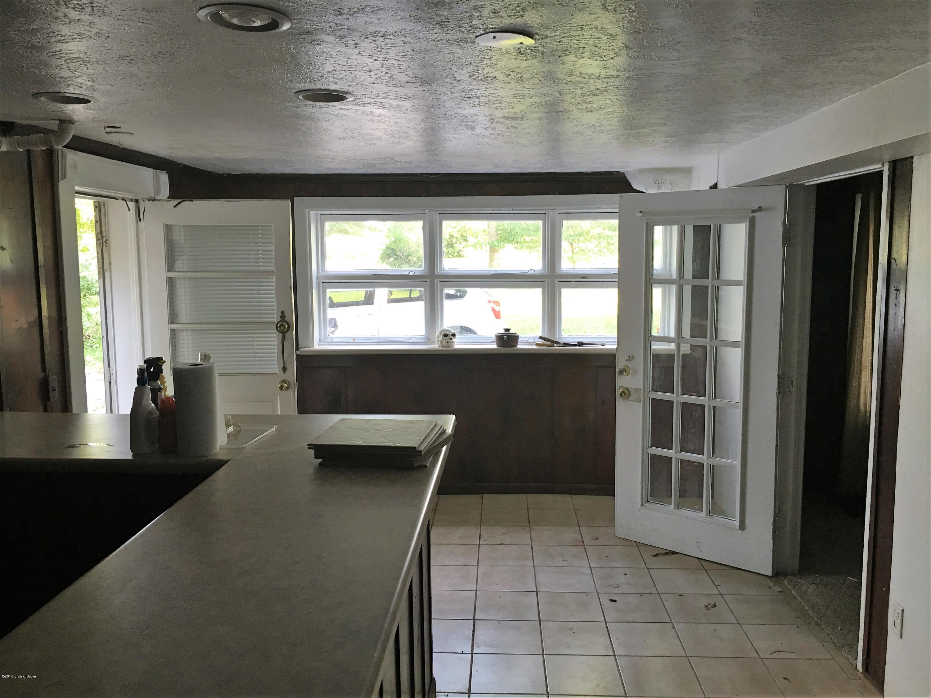8813 Terry Road Louisville, KY 40258 - Photo 6 of 14 Basement bar area