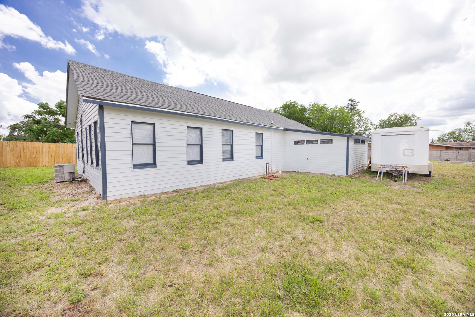 523 B Rossville Road Devine, TX 78016 - Photo 4 of 27