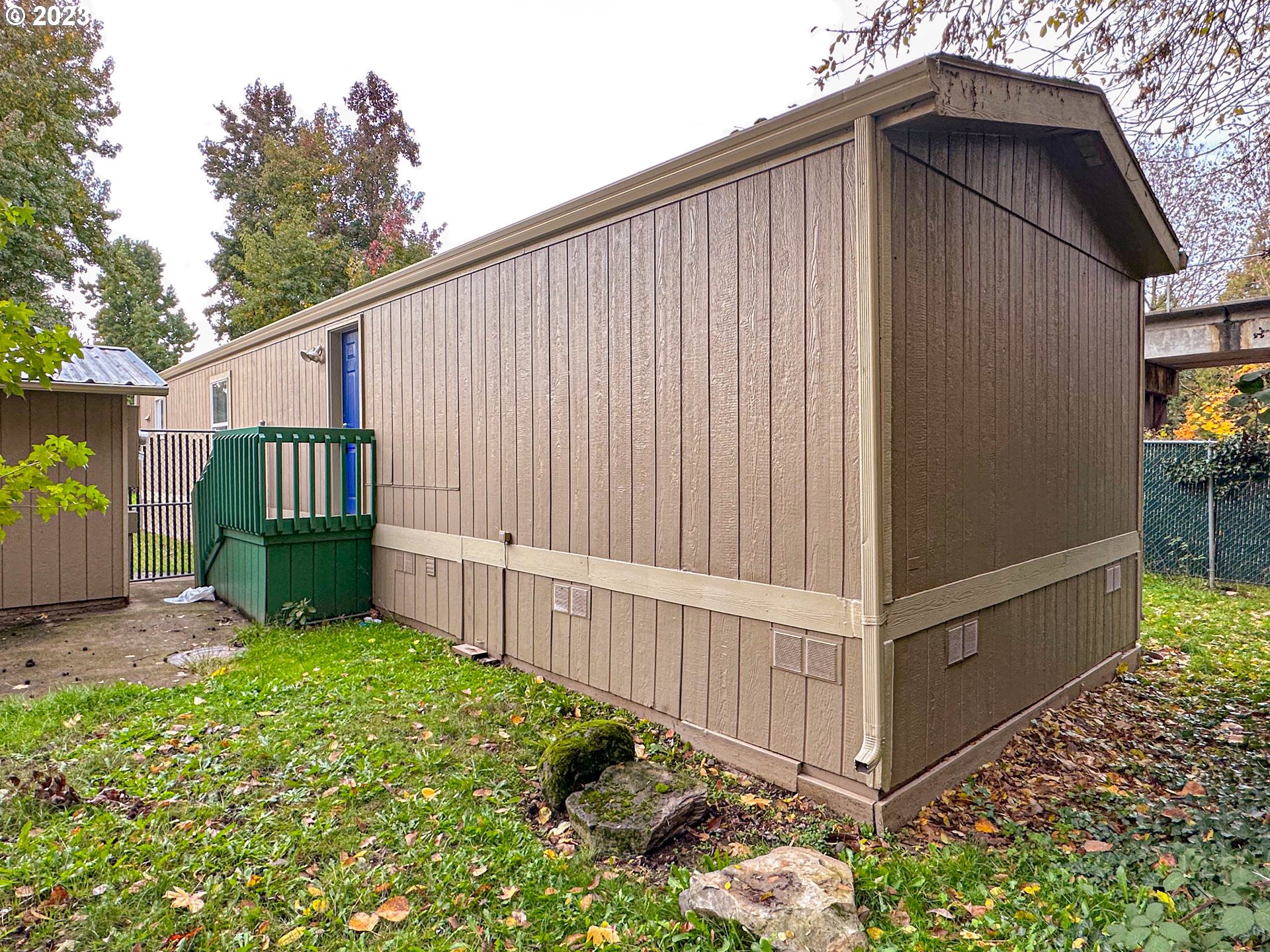 4475 Franklin Boulevard, Unit 13 Eugene, OR 97403 - Photo 19 of 22 a view of a house with wooden fence