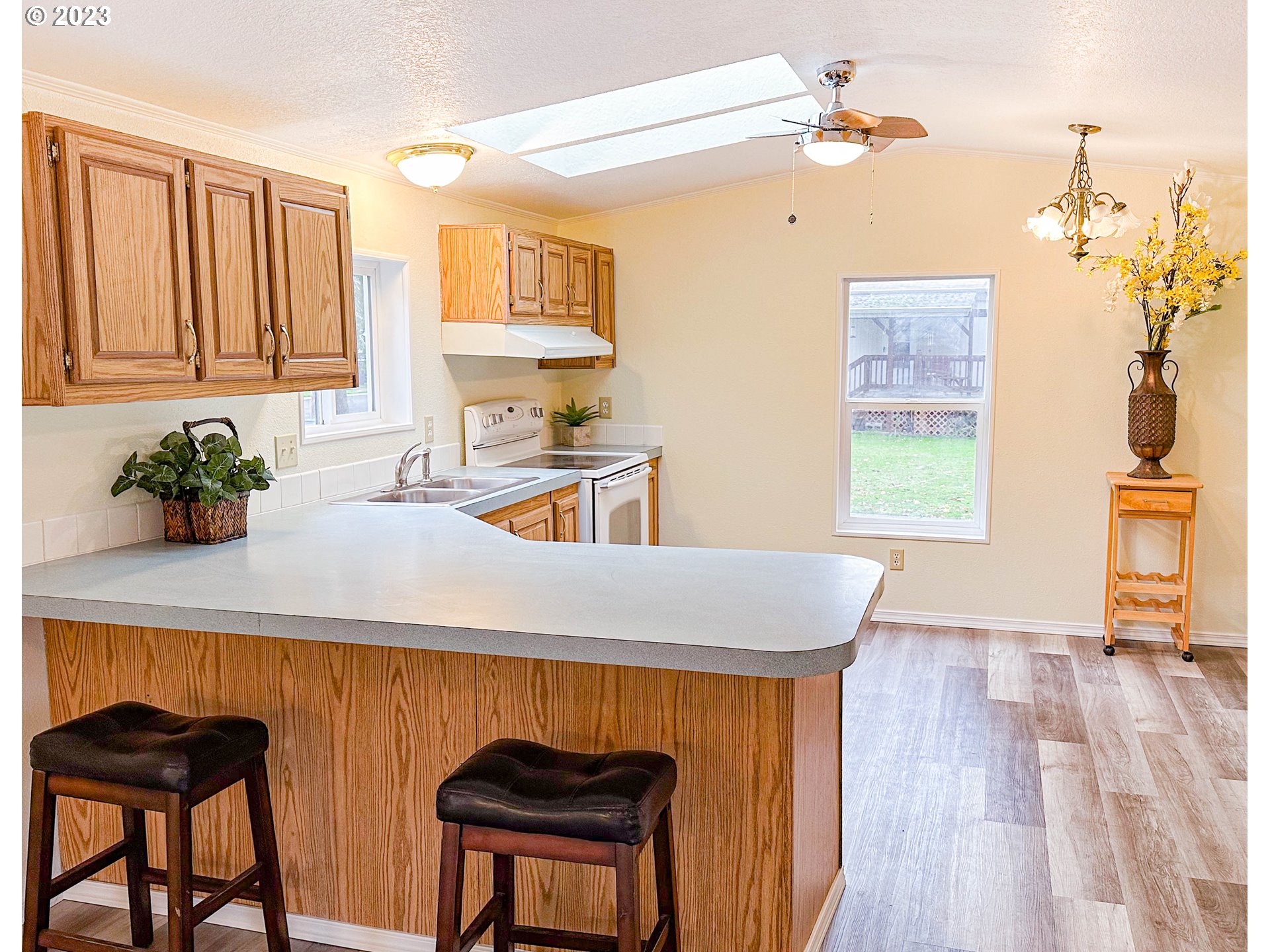 4475 Franklin Boulevard, Unit 13 Eugene, OR 97403 - Photo 7 of 22 a kitchen with a table chairs refrigerator and sink