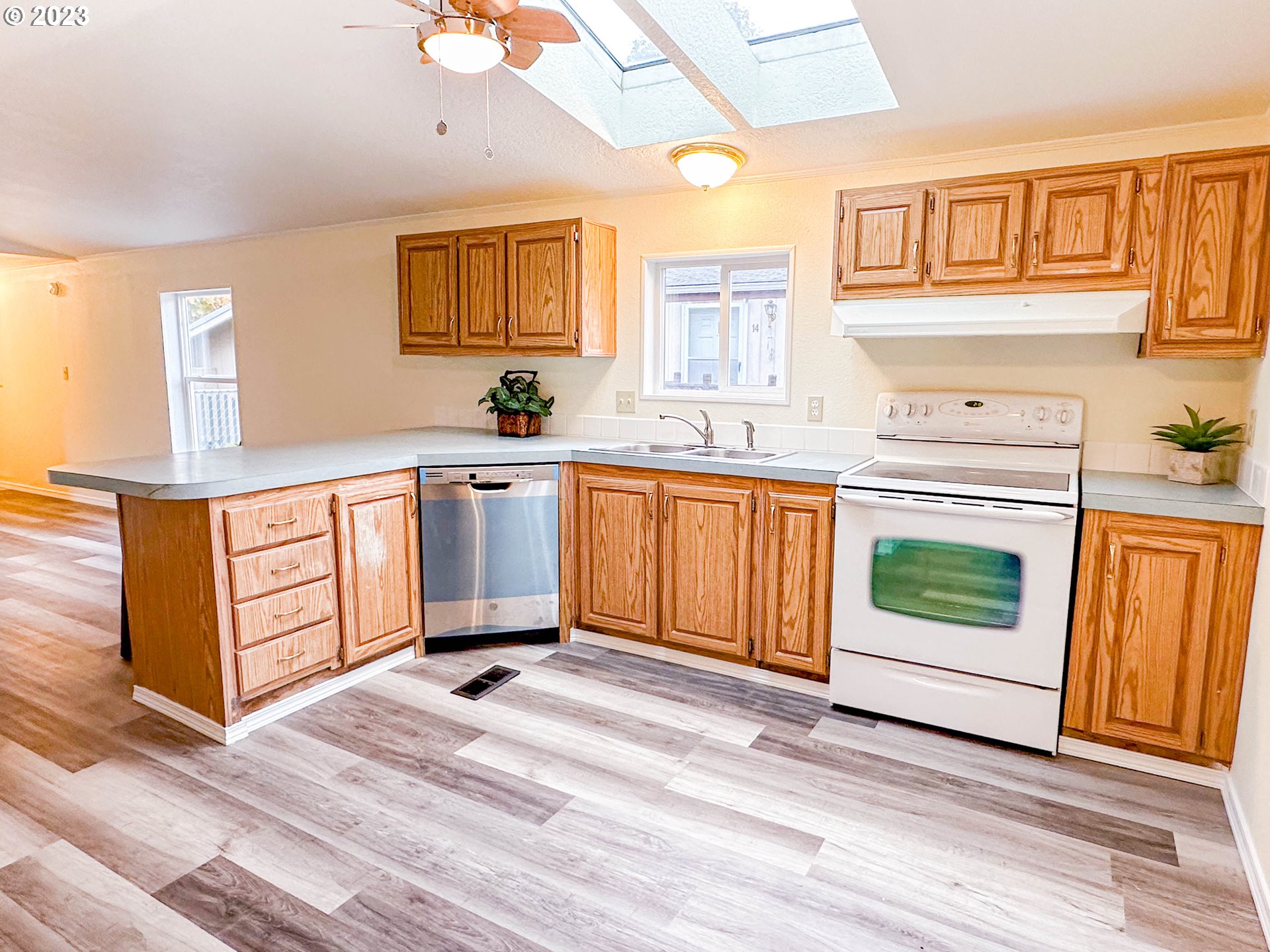 4475 Franklin Boulevard, Unit 13 Eugene, OR 97403 - Photo 8 of 22 a spacious kitchen with stainless steel appliances granite countertop a stove and a sink